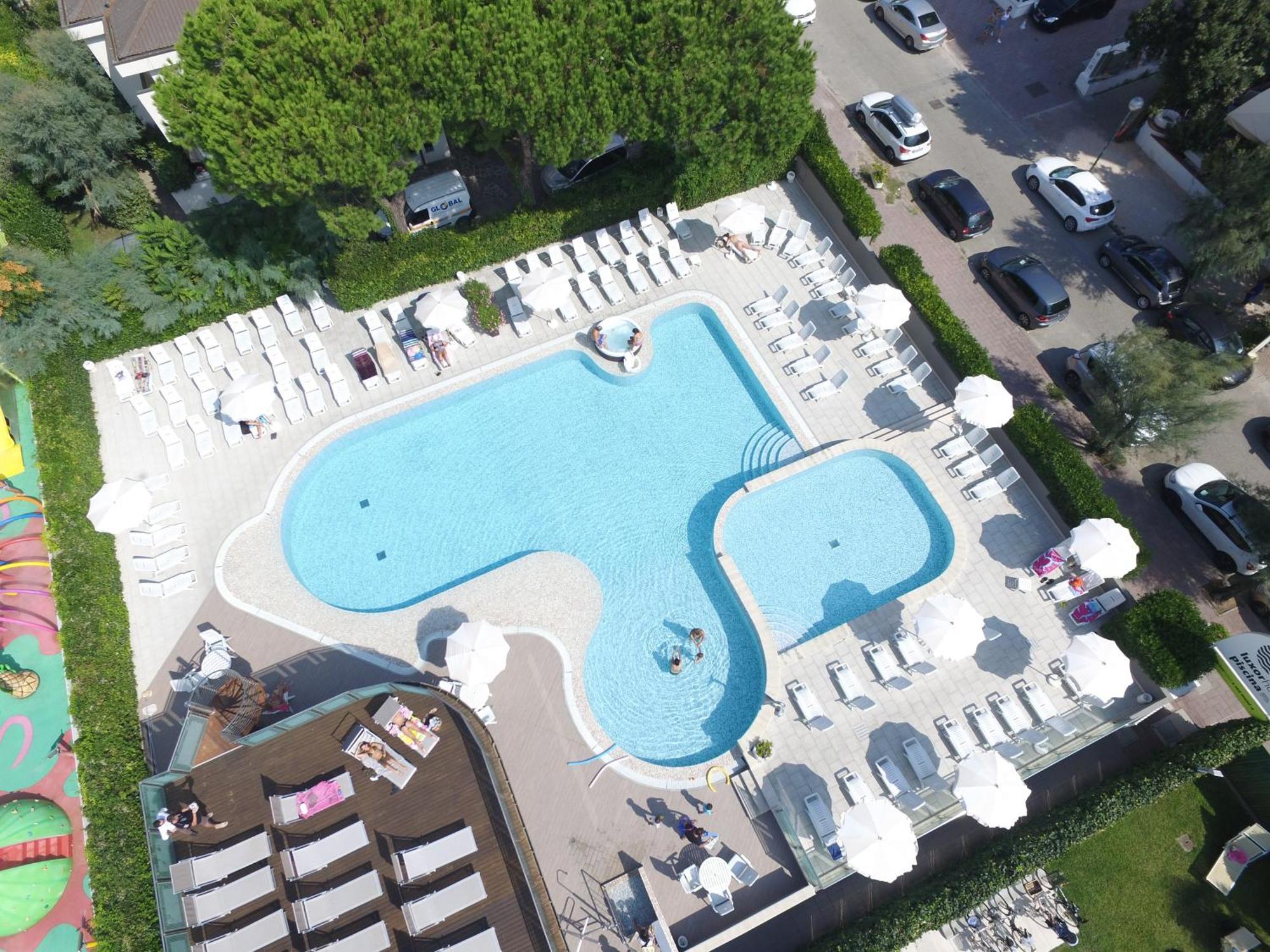 Hotel Luxor Milano Marittima Exteriör bild